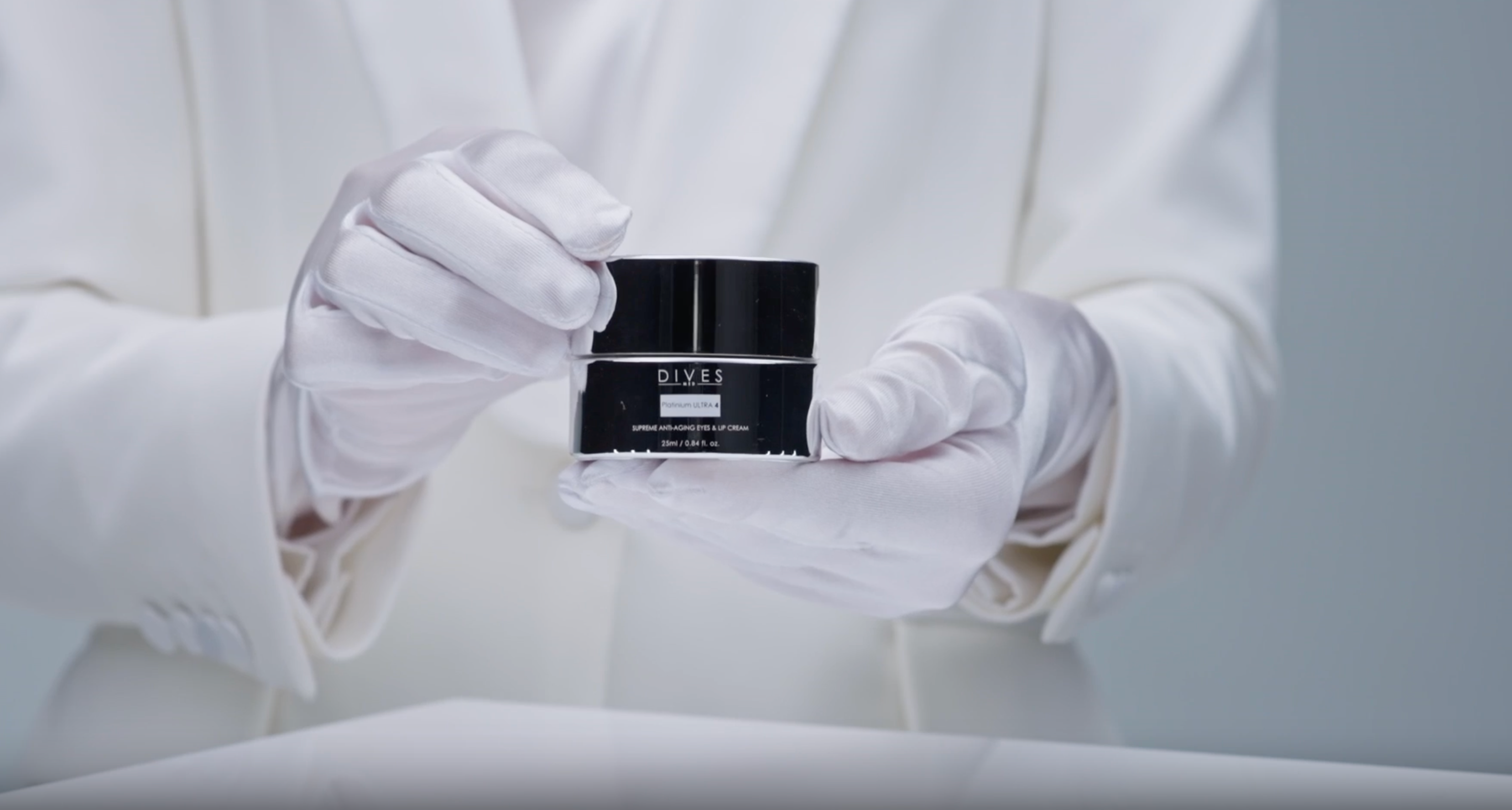 Load video: Platinium Ultra 4 Eyes & Lip Cream